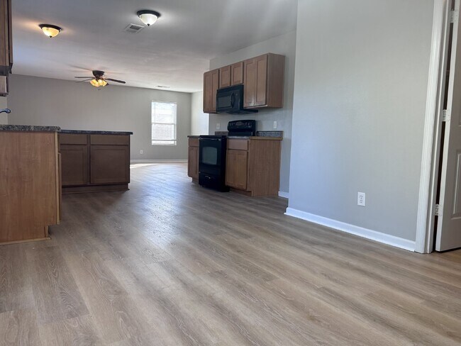 Foto del edificio - Coming soon!!! $500 off 1st month with 15 month lease!!! Magnificent 3 Bedroom in Madison