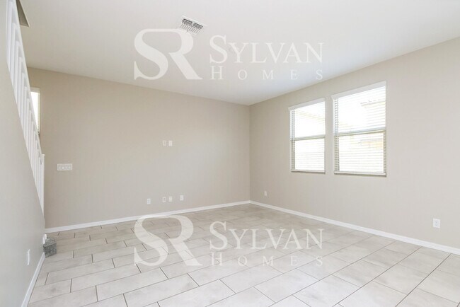 Foto del edificio - Come Home to this Comfortable and Spacious...
