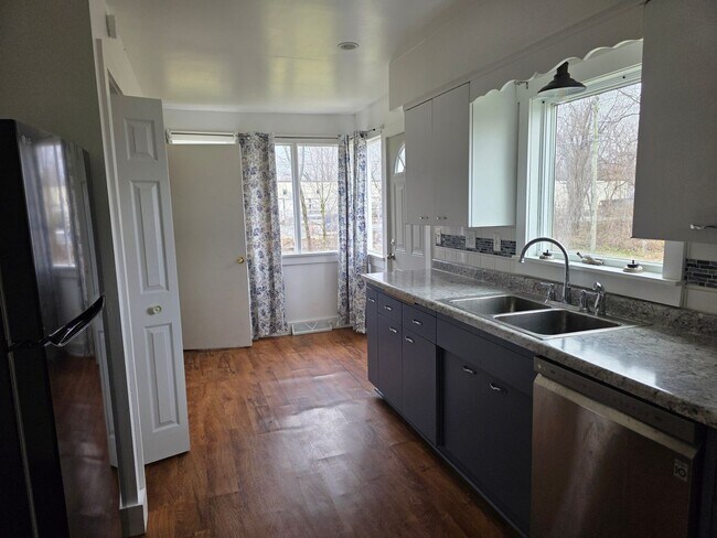 Building Photo - Spacious 2-Bedroom, 1-Bathroom Home – $1,300/Month | Move-In Special Available