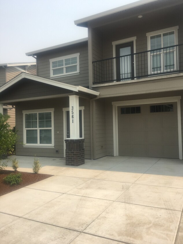 Primary Photo - Beautiful Townhomes in East Medford