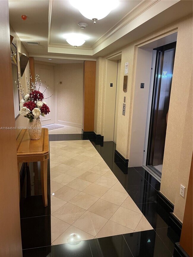 Foto del edificio - 5025 Collins Ave