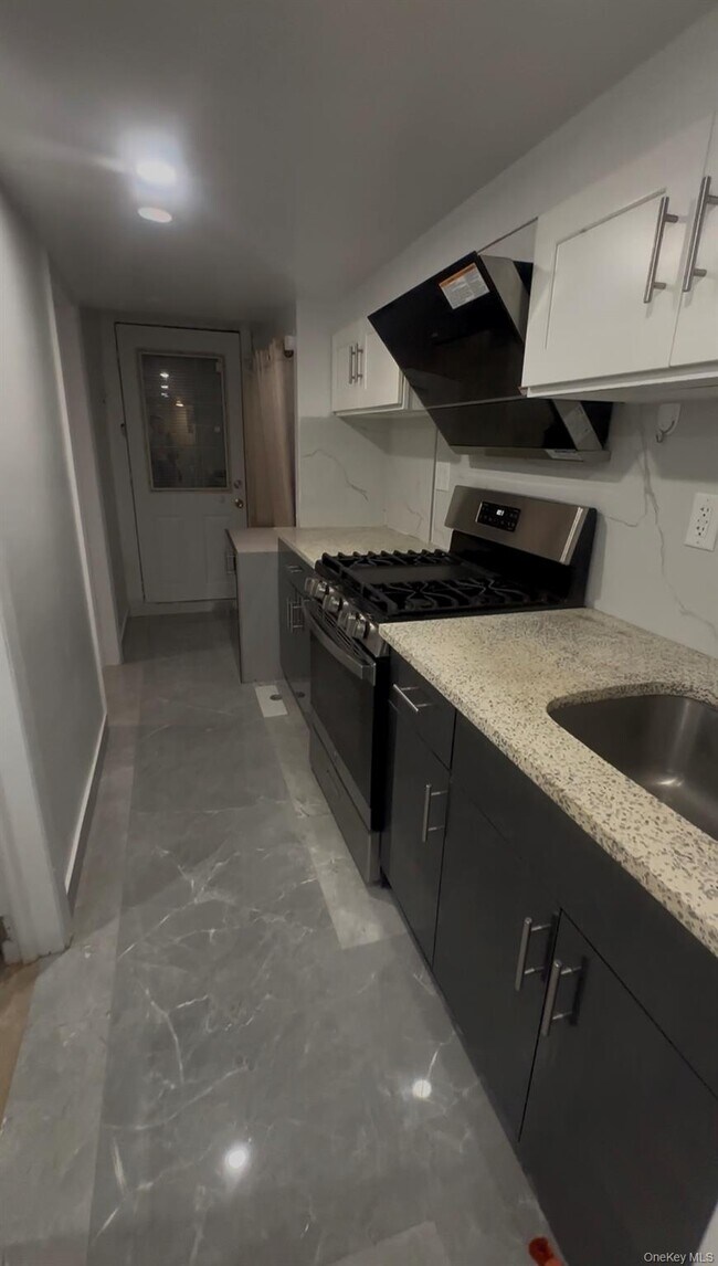 Foto del edificio - 144-23 68th Dr