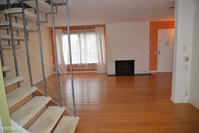 Building Photo - 3 br, 1.5 bath Townhome - 7981 Playmor Ter