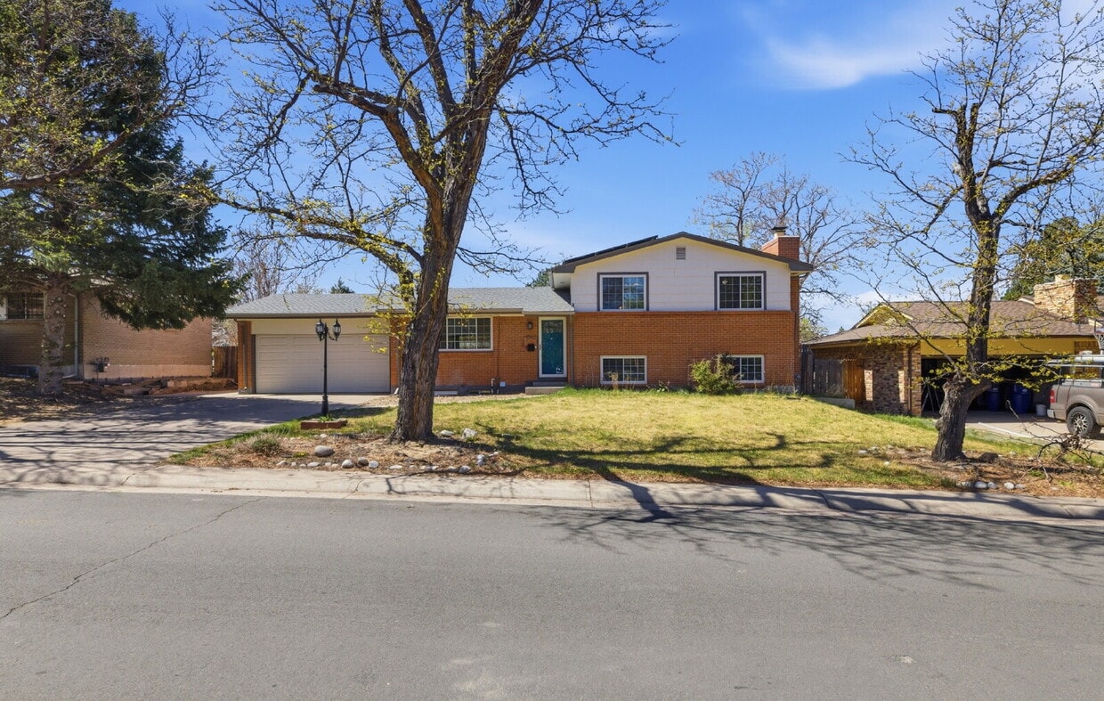 Spacious 5 Bed Home with Finished Basement, Multiple Living Areas & Private Backyard - Spacious 5 Bed Home with Finished Basement, Multiple Living Areas & Private Backyard
