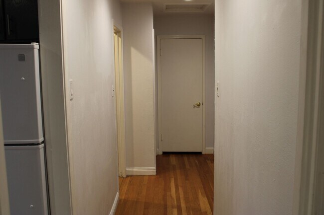Building Photo - Charming 3 Bed 1 Bath House on tree lined ...