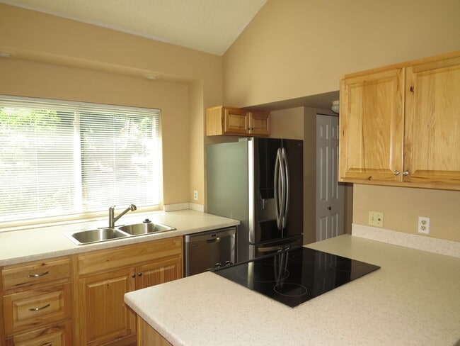 Building Photo - Updated 3-bedroom townhouse in Broadmoor B...