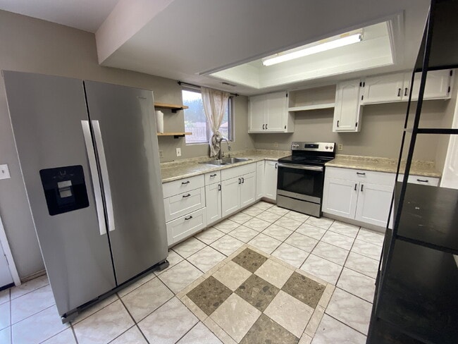 Building Photo - 4-Bedroom Retreat in Saint George – Cozy a...