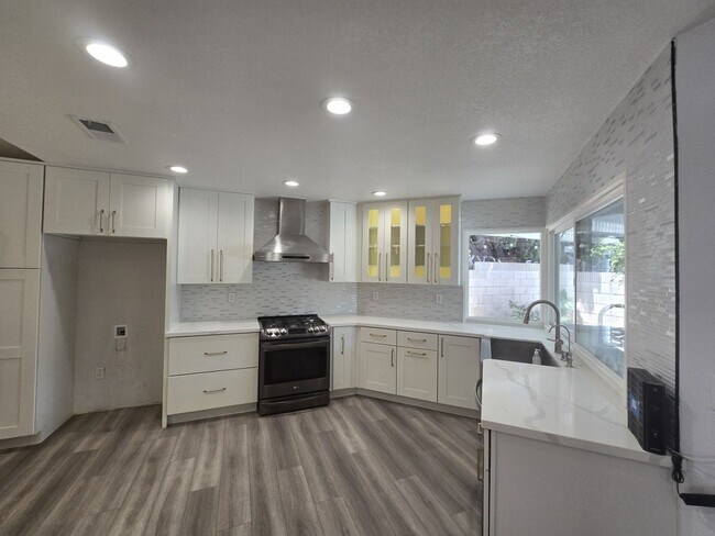 Building Photo - Beautiful Rental in Fountain Valley