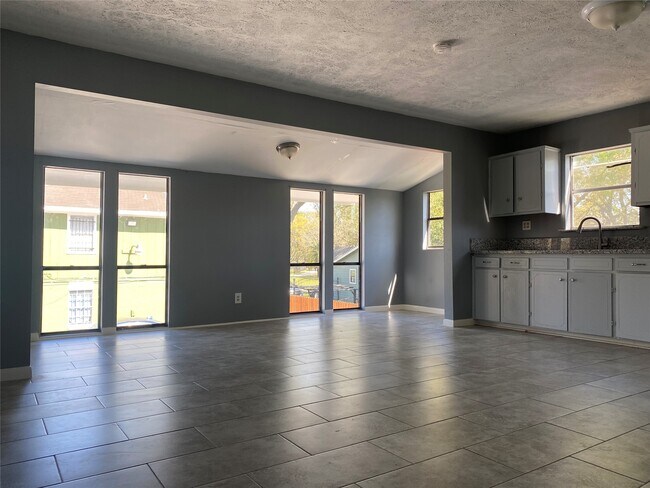 Foto del edificio - 8220 Glenview Dr