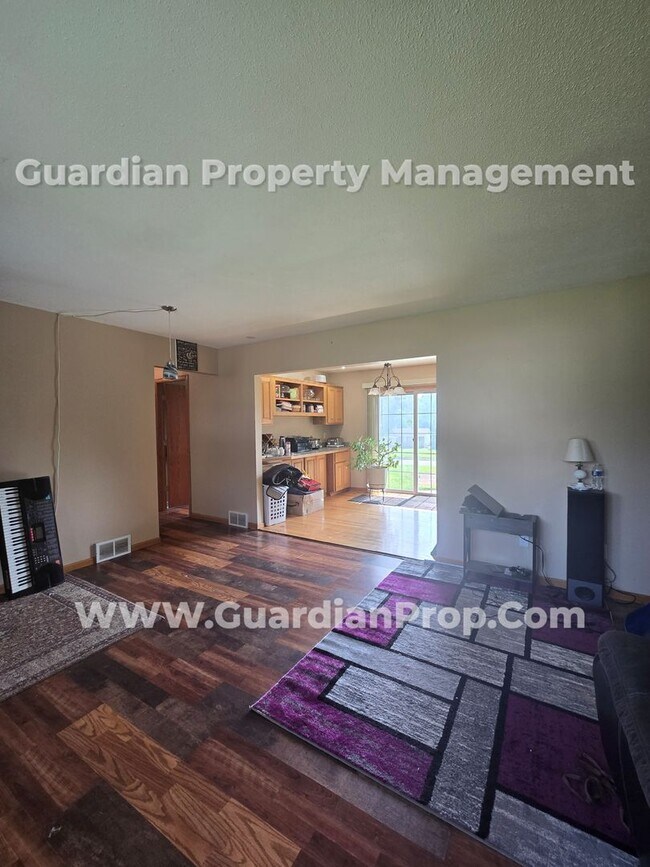 Building Photo - Available now! Spacious Brooklyn Center Home