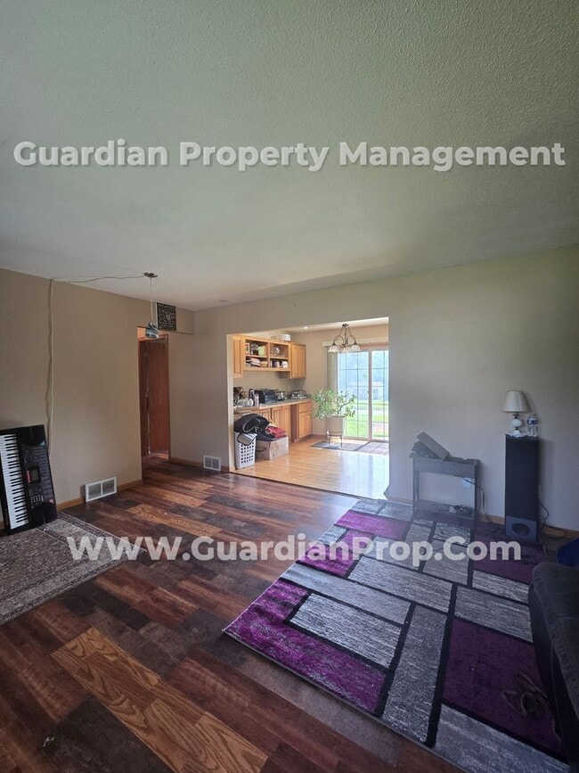 Foto del edificio - Available now! Spacious Brooklyn Center Home
