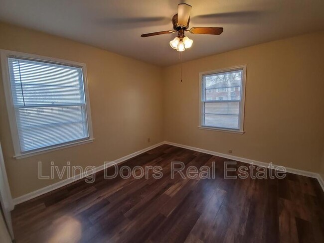 Building Photo - 305 S 47th St
