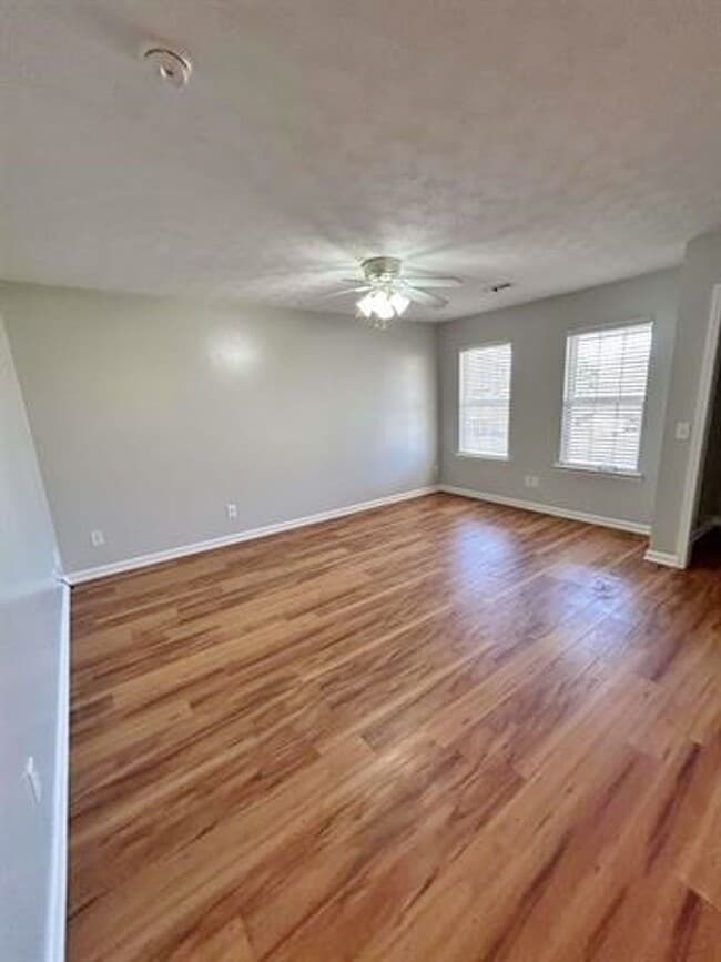 Building Photo - 3 Bedroom, 2 Bath home.
