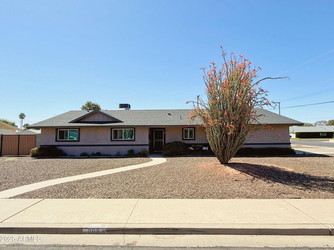 Foto principal - 809 E 7th St
