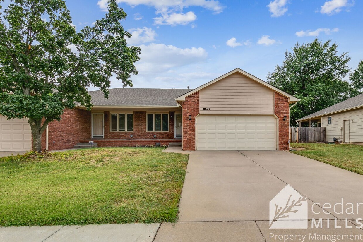 Foto principal - 3 Bed 3 Bath at Douglas and Maize!