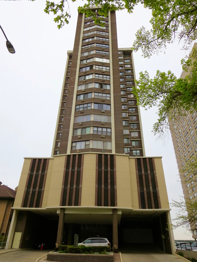 Building Photo - 6325 N Sheridan Rd
