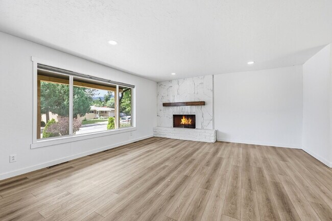 Foto del edificio - $2,595.95 - 3 Bed/2 Bath Home in Colorado Springs with Large backyard.