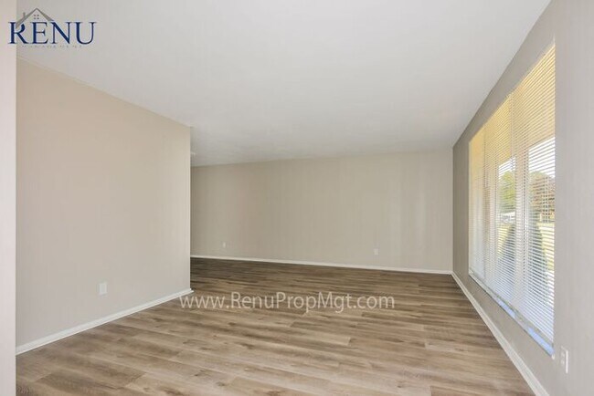 Foto del edificio - Available Now!