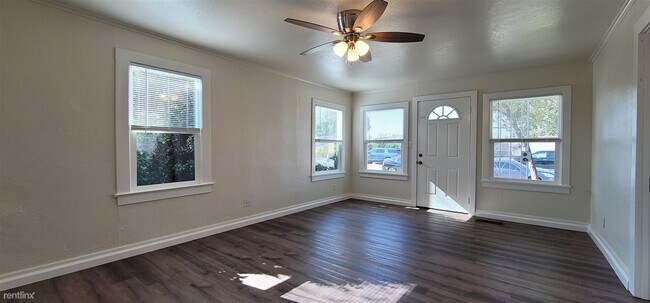 Building Photo - 208 N Acacia Ave