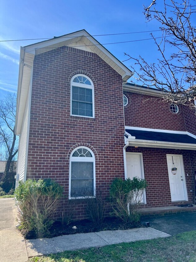 Primary Photo - Nice 2 Bedroom, 2.5 Bath Townhome - Close ...