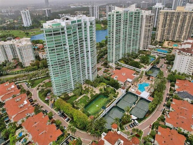 Foto del edificio - 19955 NE 38th Ct