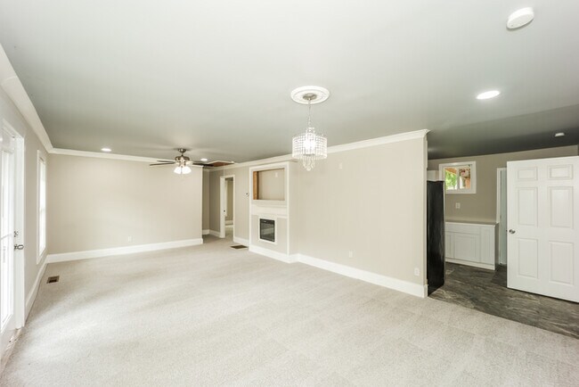 Building Photo - 766 Cascade Dr