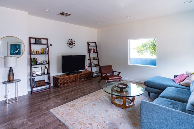 Building Photo - 1460 Yosemite Dr
