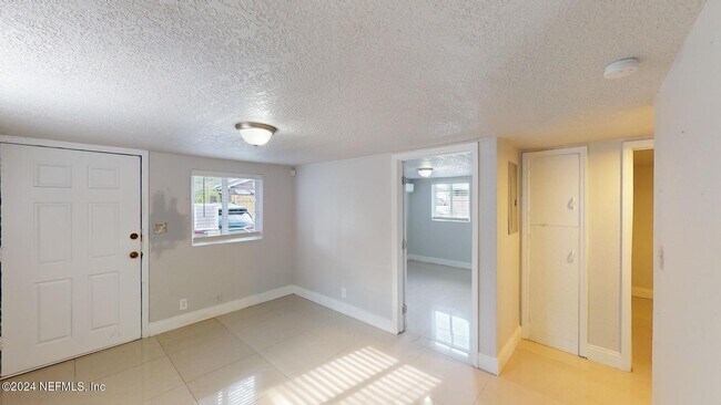 Foto del edificio - 1354 W 24th St
