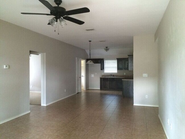 Foto del edificio - *Available Now* 3 Bed 2 Bath Duplex in Lin...