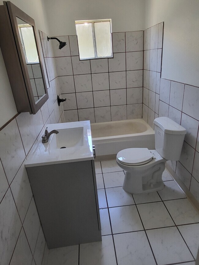 Foto del edificio - 1098 E 16th St