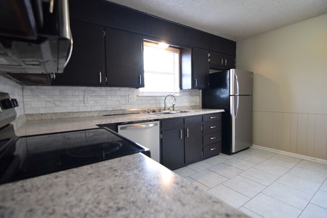 Foto del edificio - 910 Marilyn Dr