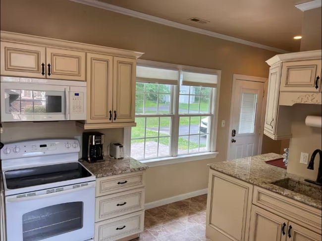 Building Photo - 3709 Woodburn Dr