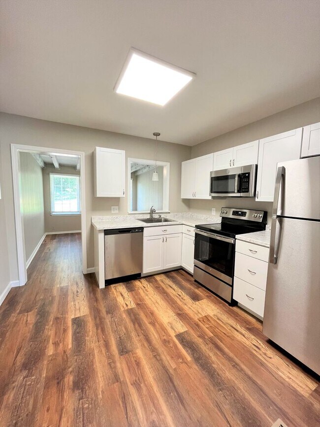 Foto del edificio - 204 SE Lakewood Dr