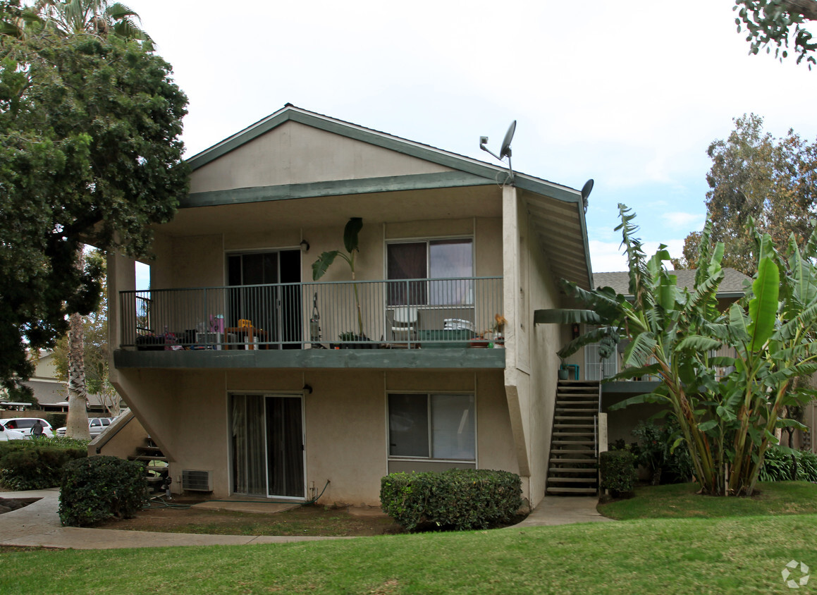 Building Photo - 403 E Briardale Ave