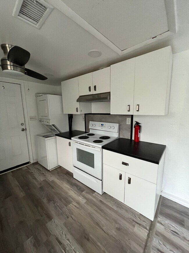 Foto del edificio - Recently updated, 2 bedroom house with lar...