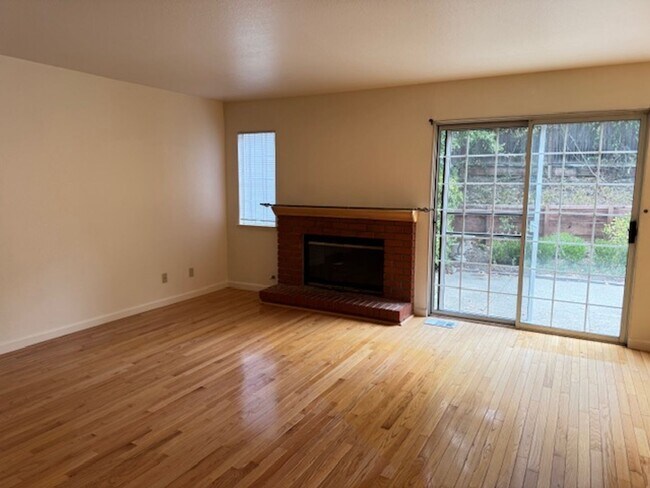 Foto del edificio - Wonderful 3 bedroom Tri-level townhome wit...