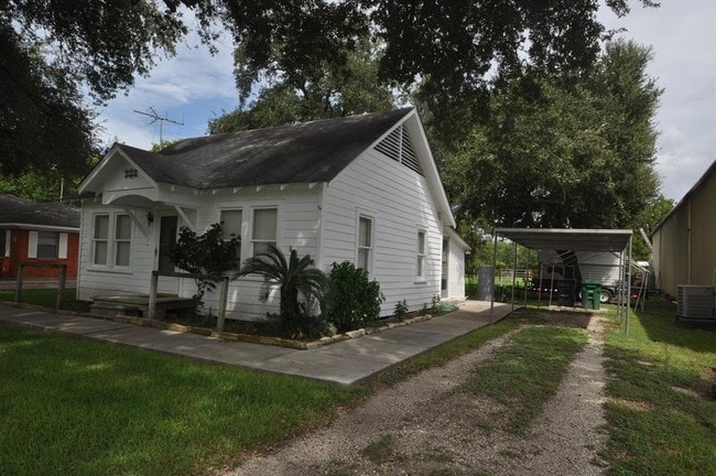 Building Photo - 213 E Burress St