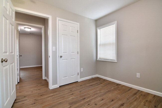 Building Photo - 3 bedrooms, 1 bathroom ranch style home in...