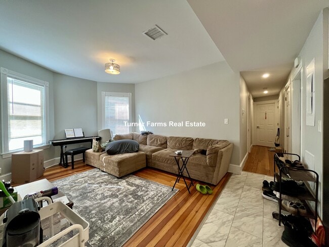 Foto del edificio - 267 E Cottage St