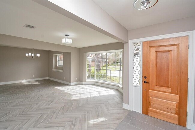 Foto del edificio - 8518 Braesview Ln