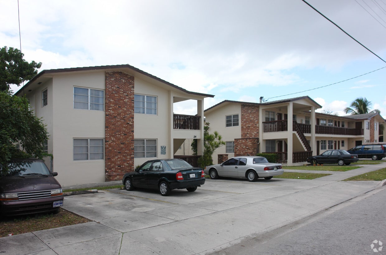 Side Vew - 34 NW 17th Pl