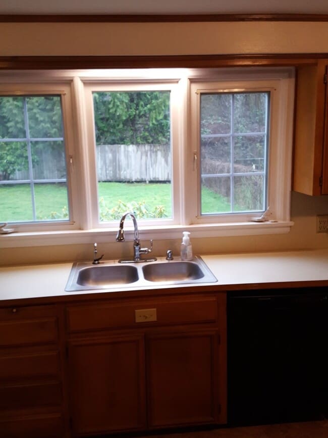 Building Photo - University Place 2bd 2bth, with bonus/office, $2,995 includes yard care and utilities other than ...