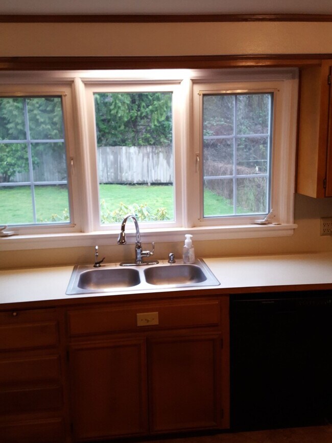 Foto del edificio - University Place 2bd 2bth, with bonus/office, $2,995 includes yard care and utilities other than ...