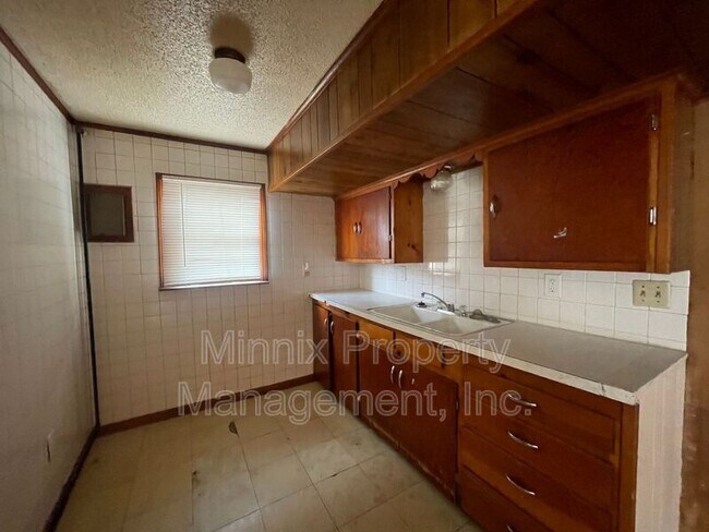 Building Photo - 310 SW 42nd Ave