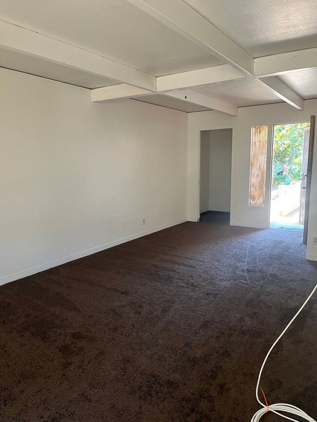 Building Photo - 4 bedroom 1 1/2 bath Townhome