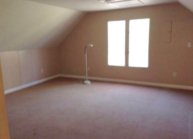Building Photo - 122 Hoffman Ln
