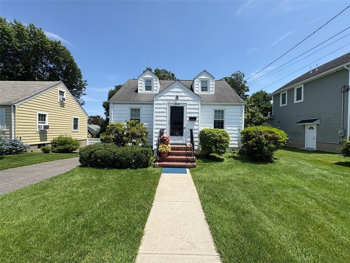Primary Photo - 16 Raymond St