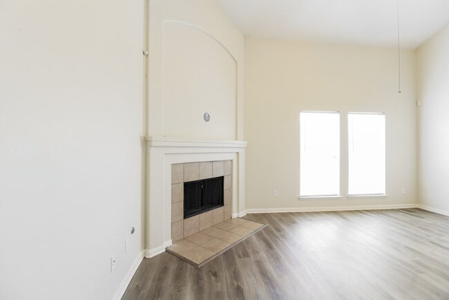 Building Photo - 10007 Barr Lake Dr