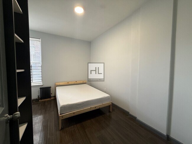 Foto del edificio - Brighton Beach 3BR | 30 Seconds to B/Q Train + Beach Access | Renovated Apartment