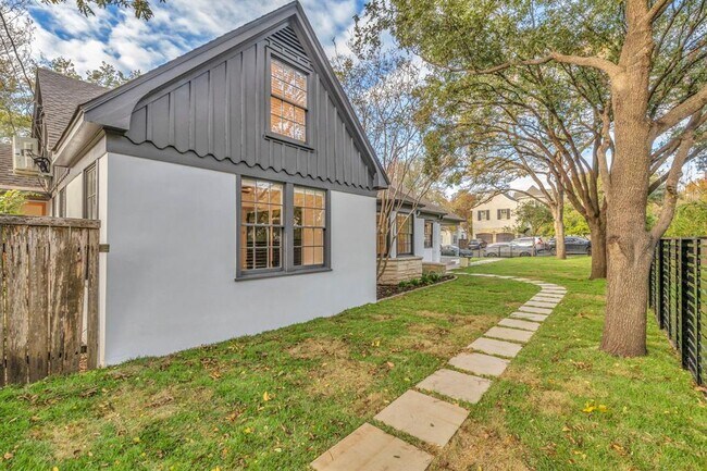 Building Photo - 1701 Mohle Dr